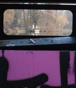 Blick durch eine violette Tonne.