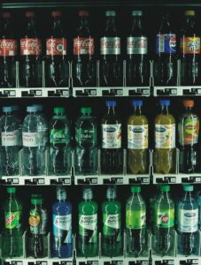 Eine Menge verschiedener Getränkeflaschen in einen großen Kühlschrank mit Glasfenster.