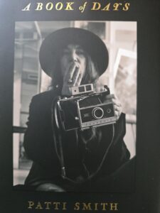 Das Buchcover "Buch der Tage" von Patti Smith